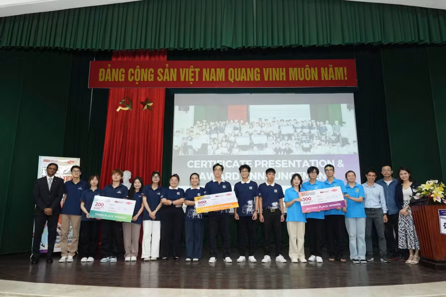 Ban tổ chức trao giải cho các nhóm sinh viên.