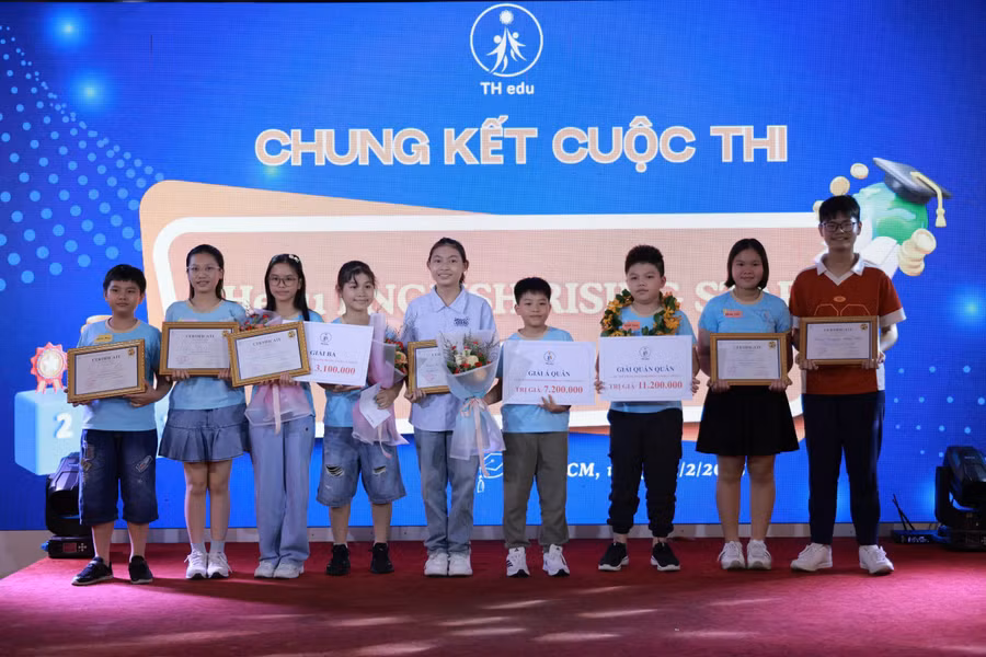 Các thí sinh đạt giải tại cuộc thi.