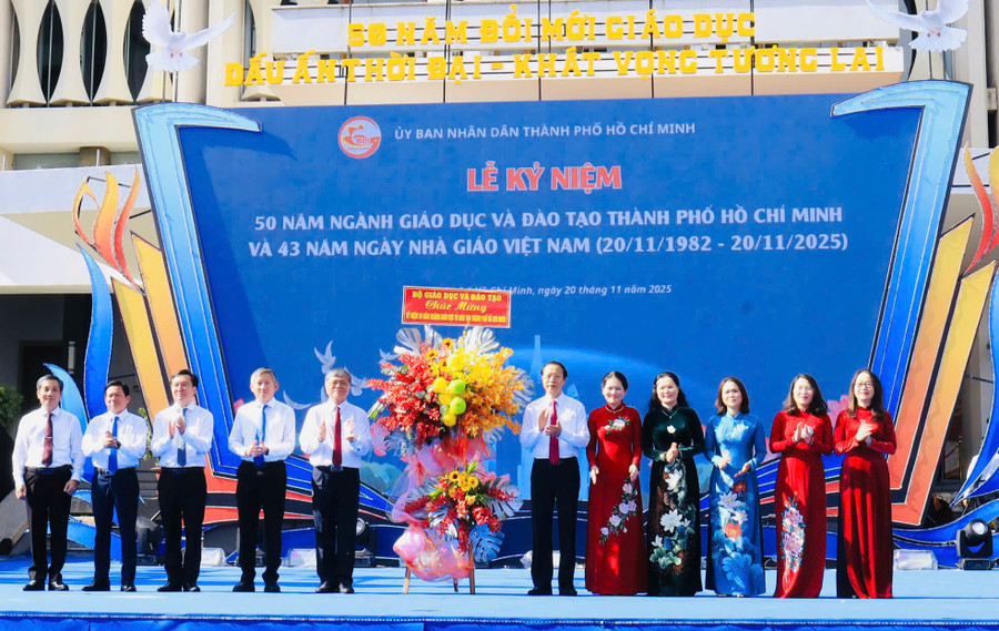 Thứ trưởng Phạm Ngọc Thưởng tặng hoa chúc mừng ngành GD&ĐT TPHCM.