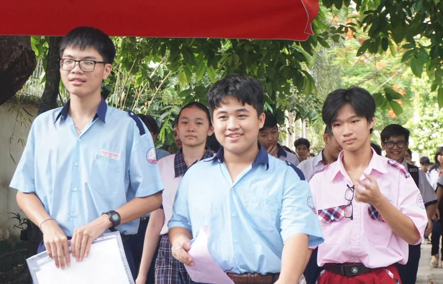 Thí sinh TPHCM phấn khởi sau môn thi tiếng Anh.
