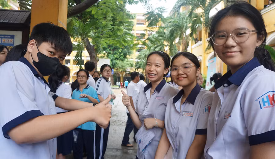 Thí sinh TPHCM dự thi môn chuyên tại điểm thi THPT Trưng Vương (Quận 1). (Ảnh: M.A)