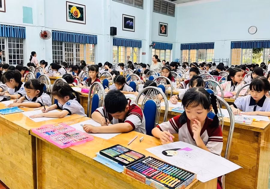 Học sinh Trường Tiểu học Bùi Văn Ngữ vẽ tranh chào mừng ngày Nhà giáo Việt Nam. Ảnh: WEBSITE TRƯỜNG.