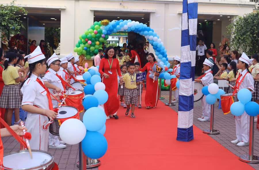 Chào đón các học sinh lớp 1, Trường Tiểu học Trương Quyền.