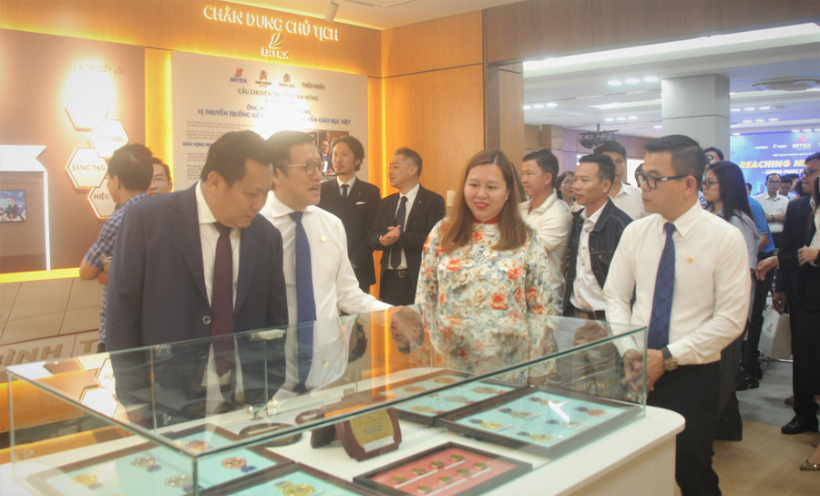 Các đại biểu tham quan phòng truyền thống. bi-tex-1.jpg