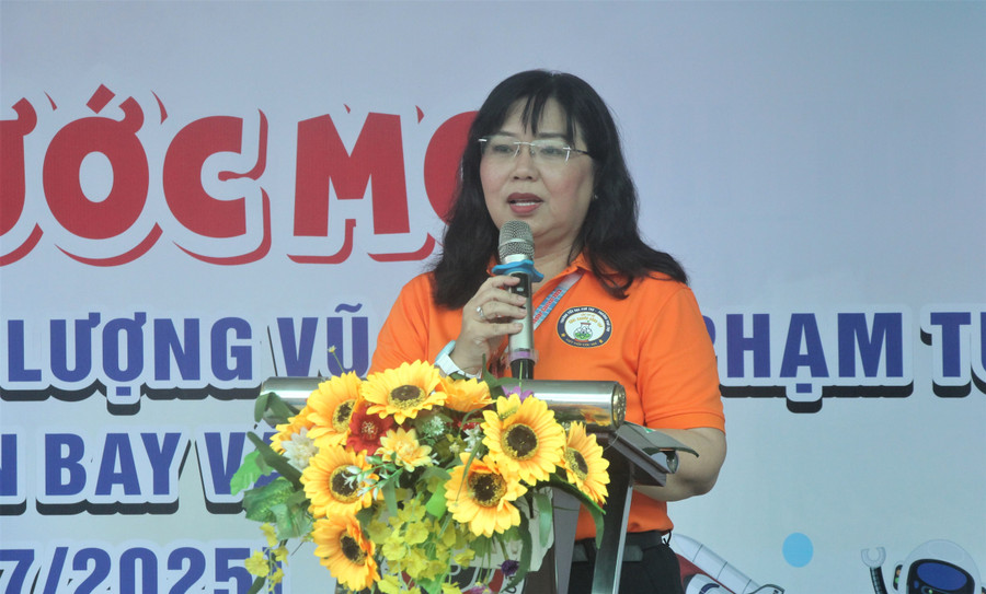 Bà Nguyễn Thị Kim Hương phát biểu tại buổi ra mắt câu lạc bộ. cau-lac-bo-em-yeu-khoa-hoc.jpg