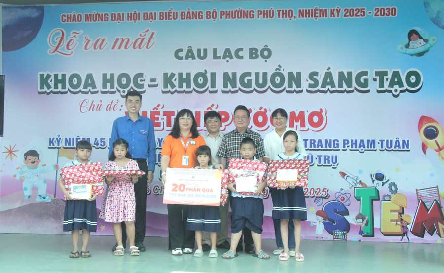 Học sinh hiếu học được tặng nhiều phần quà tại buổi ra mắt câu lạc bộ Khoa học - Khơi nguồn sáng tạo.