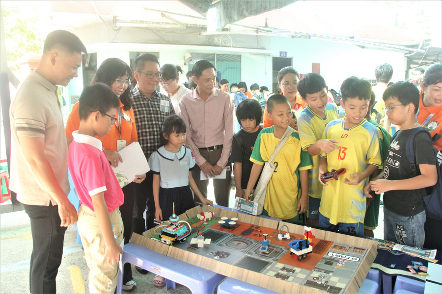 Học sinh hào hứng trải nghiệm tại khu vực sân chơi khoa học. cau-lac-bo-em-yeu-khoa-hoc-2.jpg