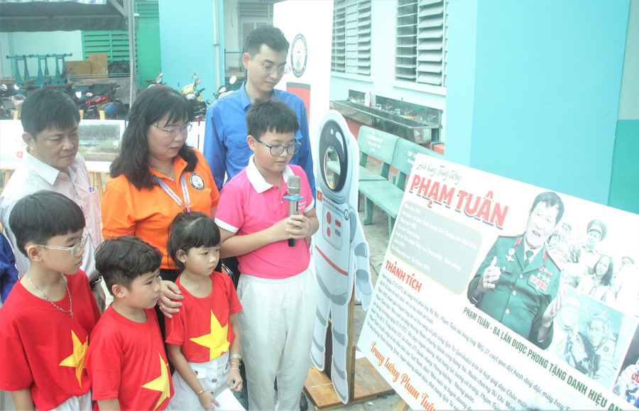 Học sinh Trường Tiểu học Phú Thọ thuyết trình về cuộc đời, sự nghiệp của Anh hùng, Trung tướng Phạm Tuân. cau-lac-bo-em-yeu-khoa-hoc-4.jpg