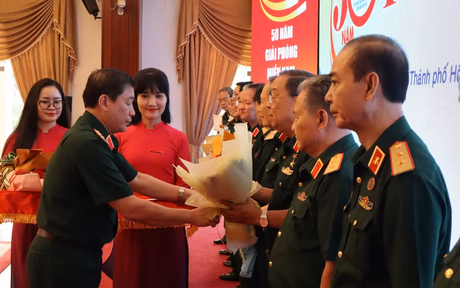 Trung tướng Trương Thiên Tô tặng hoa và quà tri ân các tướng lĩnh Quân đội, Anh hùng LLVT Nhân dân tại chương trình.