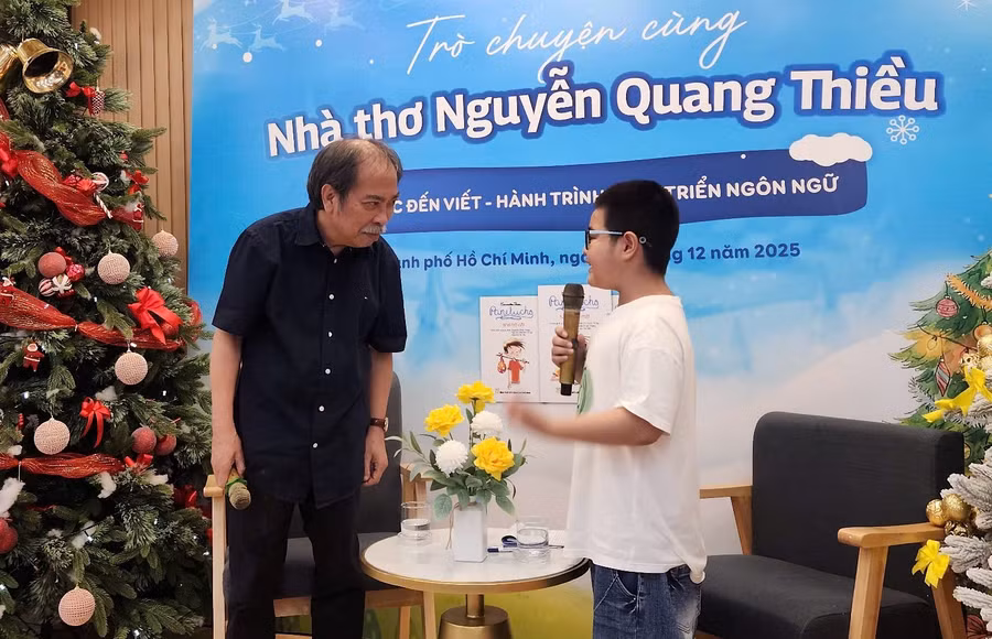 Em Hoàng Kim Long , lớp 4/5 Trường tiểu học Lương Thế Vinh (phường Thủ Đức, TPHCM) đặt câu hỏi với nhà thơ Nguyễn Quang Thiều tại sự kiện.