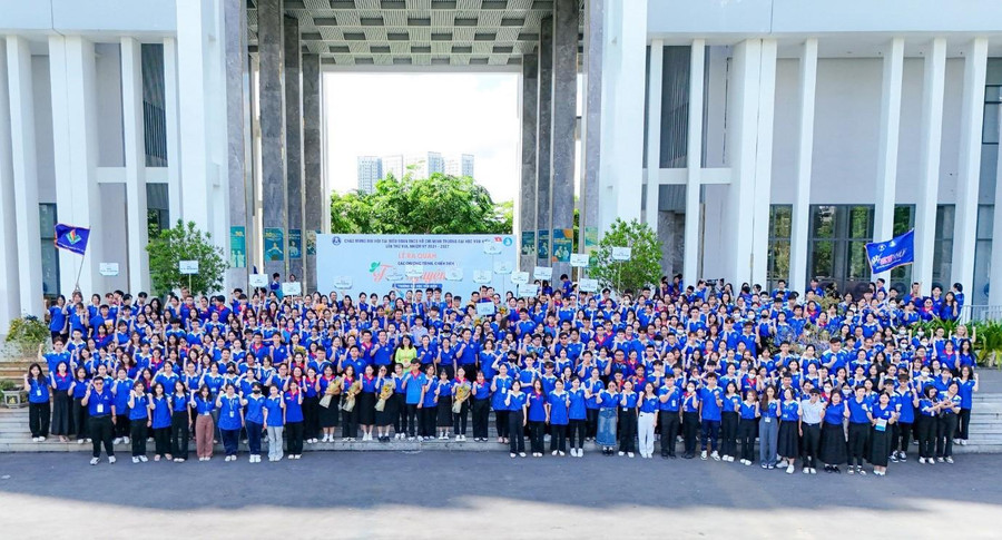 Sinh viên Trường Đại học Văn Hiến ra quân tiếp sức mùa thi năm 2024.