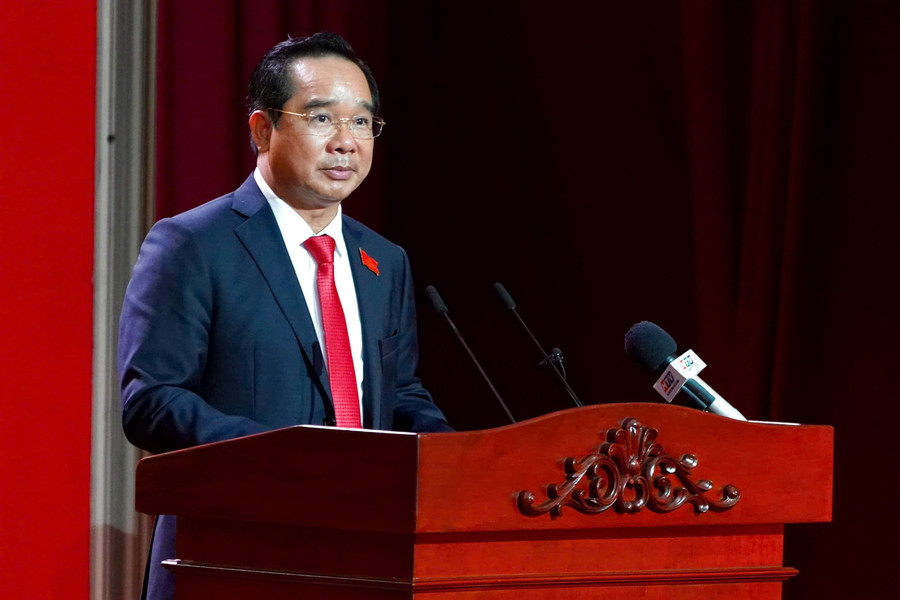 Ông Nguyễn Văn Được trình bày dự thảo Nghị quyết Đại hội đại biểu Đảng bộ TPHCM lần thứ I. Ảnh: BTC.