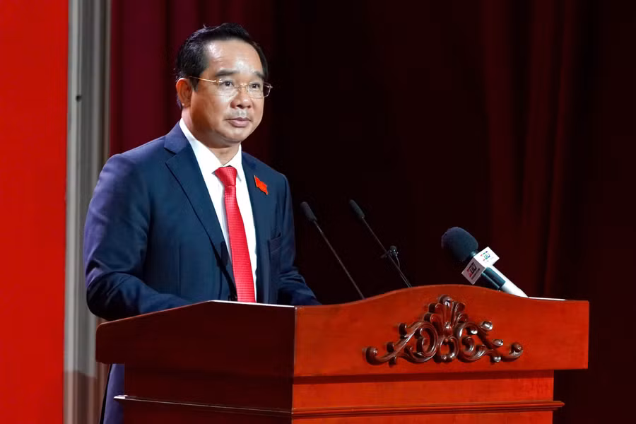 Ông Nguyễn Văn Được trình bày dự thảo Nghị quyết Đại hội đại biểu Đảng bộ TPHCM lần thứ I. Ảnh: BTC.