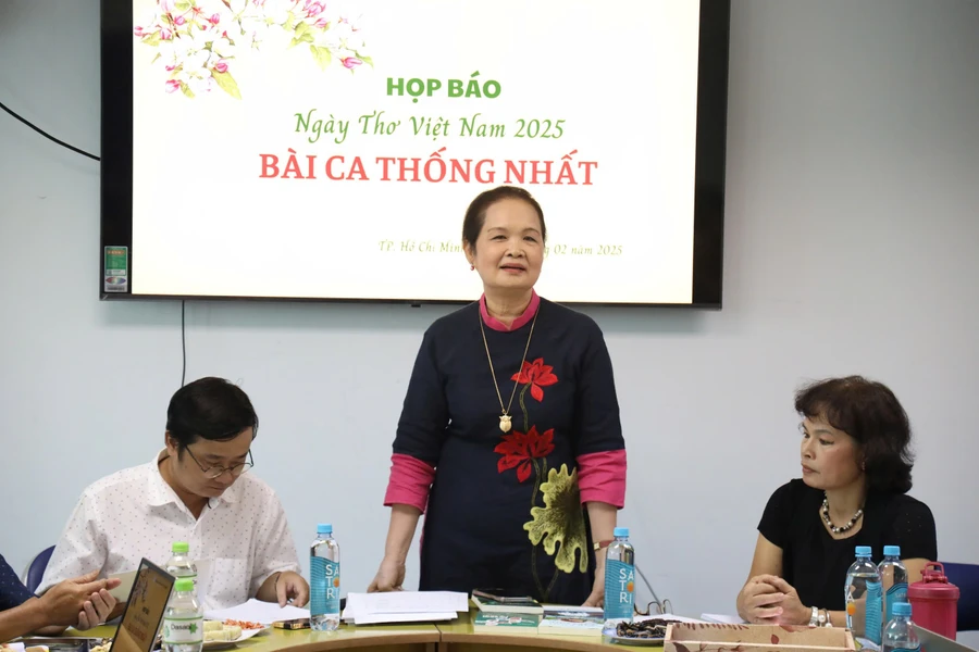 Bà Trịnh Bích Ngân, Chủ tịch Hội Nhà văn TPHCM thông tin tại buổi họp báo.