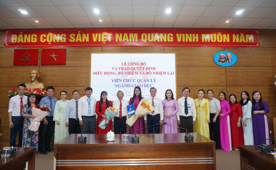 Sở GD&ĐT TPHCM tổ chức lễ trao quyết định điều động, bổ nhiệm, bổ nhiệm lại nhiều cán bộ quản lý giáo dục.