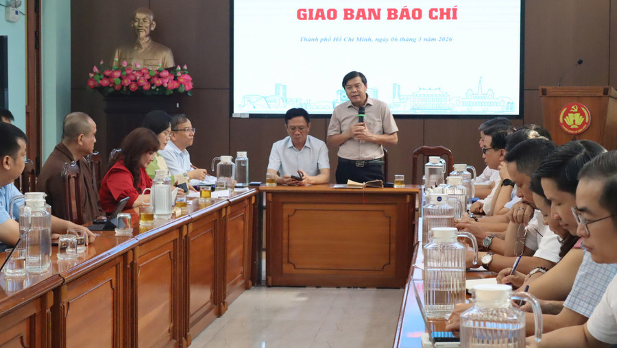 Ông Tăng Hữu Phong, Phó Ban Tuyên giáo và Dân vận Thành ủy TPHCM chủ trì buổi họp.