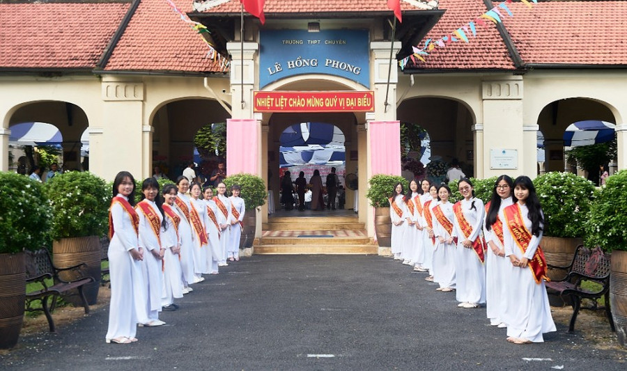 Trường THPT chuyên Lê Hồng Phong (Quận 5, TPHCM).