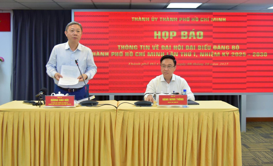 Phó Bí thư Thành ủy TPHCM Đặng Minh Thông (bên phải) và Trưởng Ban Tuyên giáo và Dân vận TPHCM Dương Anh Đức chủ trì buổi họp báo.
