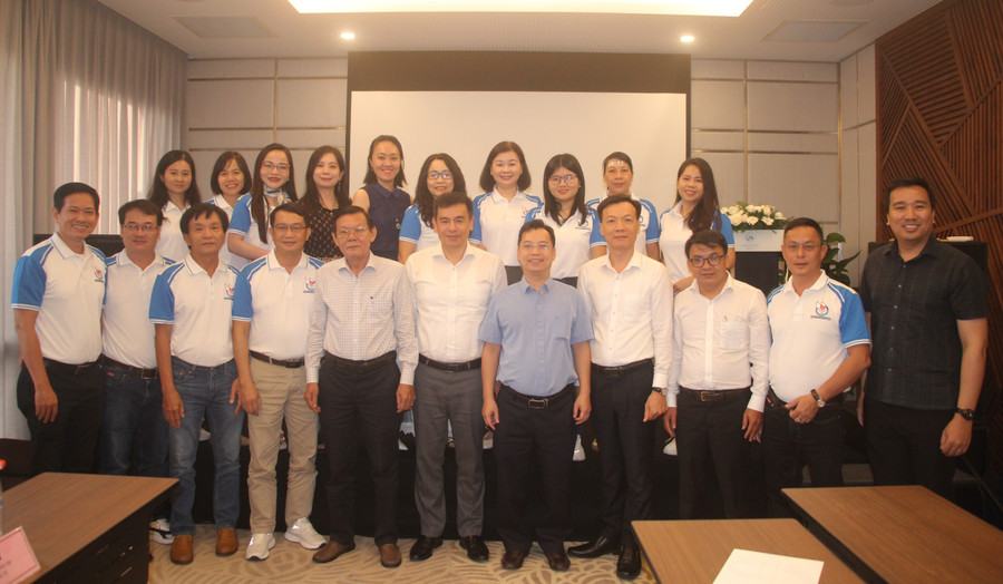 Các đại biểu chụp hình lưu niệm tại tọa đàm. bao-chi-va-giao-duc-trong-ky-nguyen-so-9.jpg