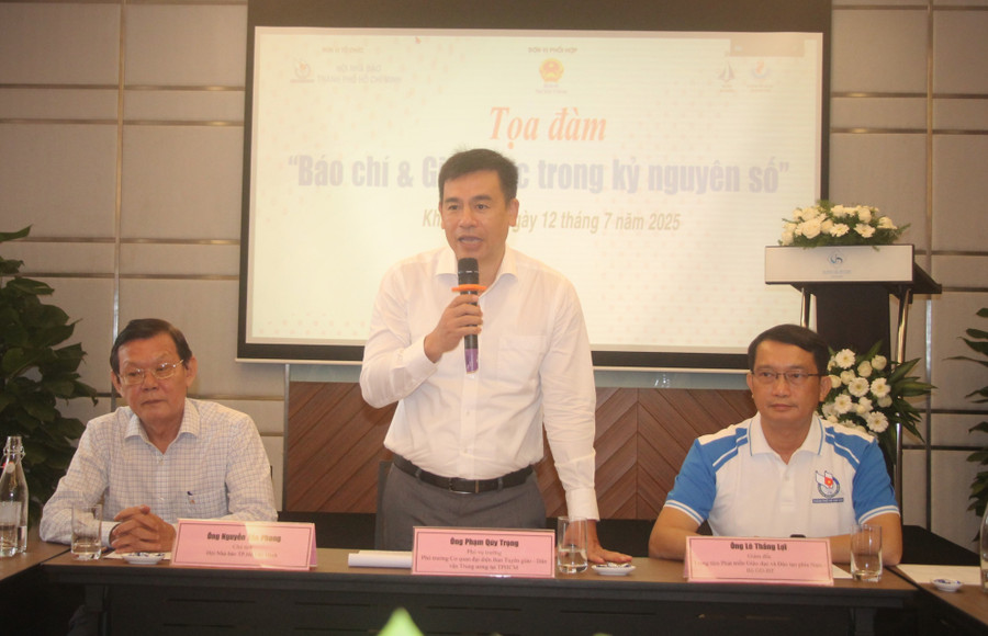 Lãnh đạo Vụ Địa phương 3, Ban Tuyên giáo - Dân vận Trung ương; Hội Nhà báo TPHCM và Trung tâm phát triển GD&ĐT phía Nam chủ trì tọa đàm.