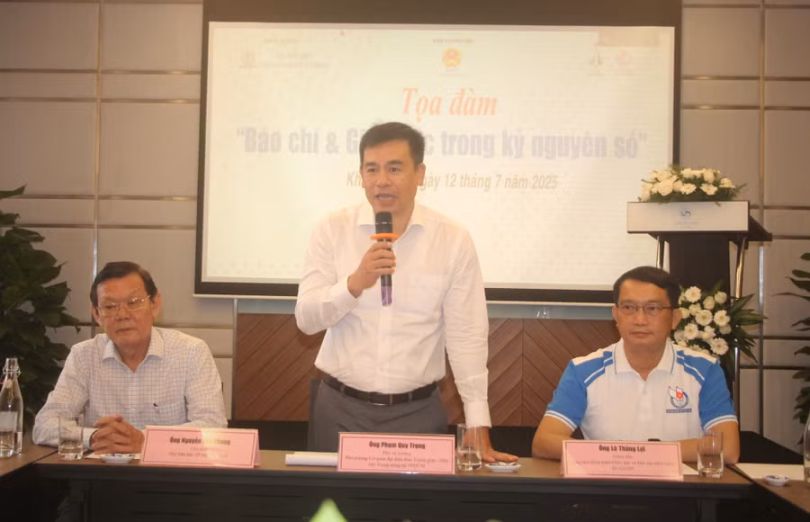 Lãnh đạo Vụ Địa phương 3, Ban Tuyên giáo - Dân vận Trung ương; Hội Nhà báo TPHCM và Trung tâm phát triển GD&ĐT phía Nam chủ trì tọa đàm.