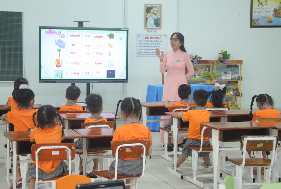 Trường Mầm non Phú Mỹ (TPHCM) tổ chức lớp học giả định cho trẻ làm quen với môi trường lớp 1. phu-huynh-cho-con-hoc-tien-tieu-hoc-1-1.jpg