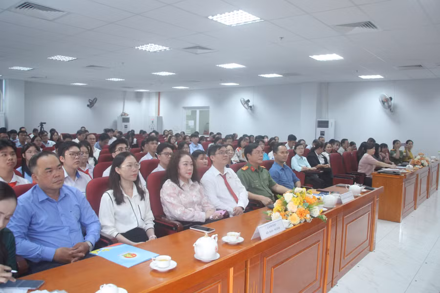 Các đại biểu tham dự hội thảo.