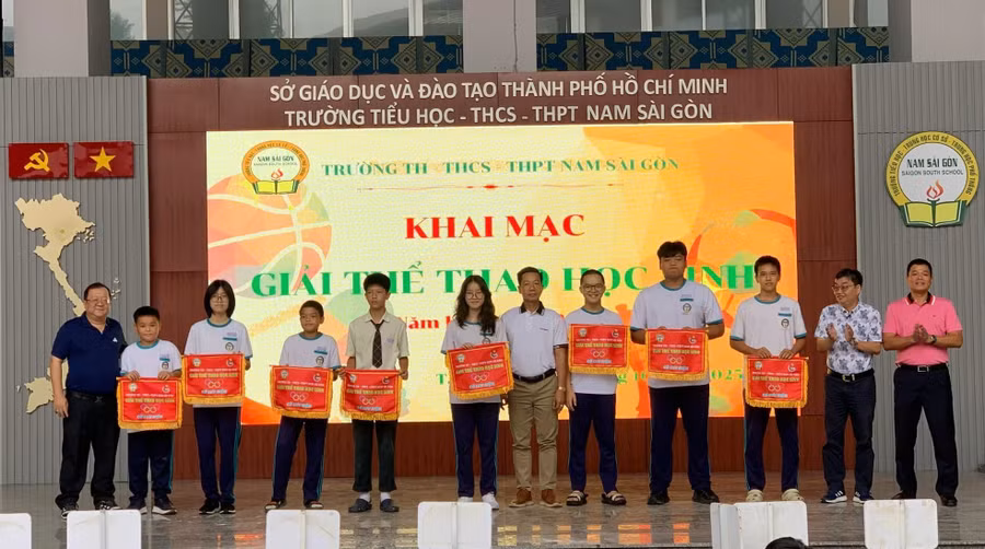 Trường THPT Nam Sài Gòn tổ chức khai mạc hội thao học sinh năm học 2025 - 2026.