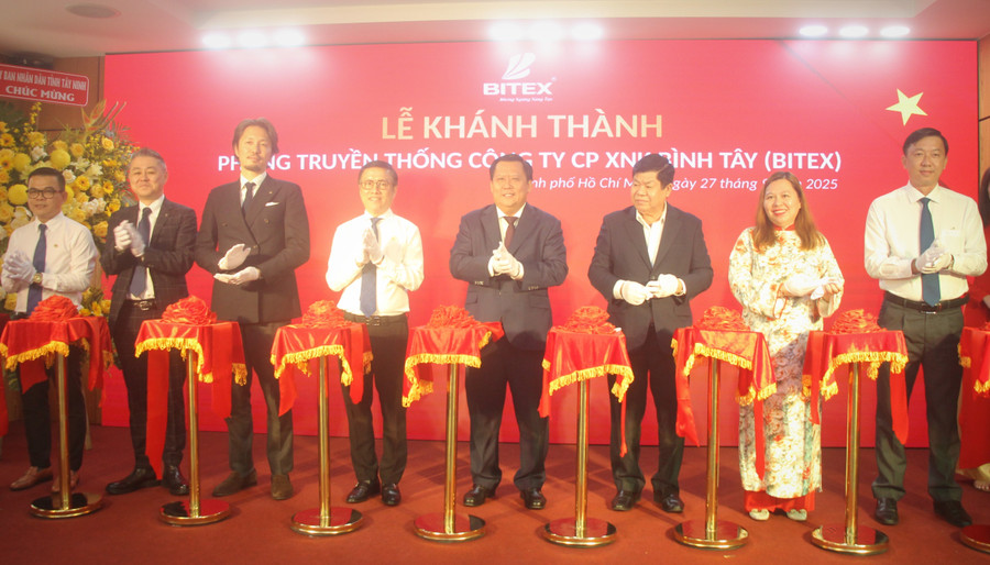 Các đại biểu cắt bằng khánh thành phòng truyền thống BITEX.
