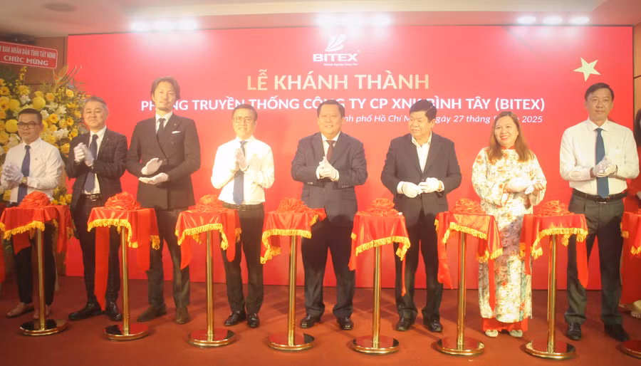 Các đại biểu cắt bằng khánh thành phòng truyền thống BITEX.