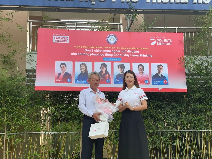 Diễn giả Ngọc Anh - đại diện DOL English tặng hoa BGH trường THPT Hồ Thị Bi.