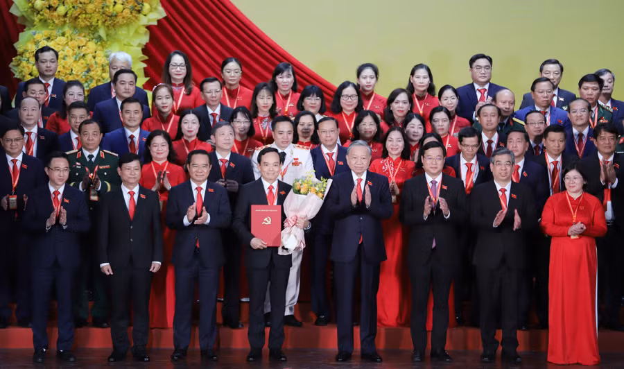 Tổng Bí thư Tô Lâm trao quyết định chỉ định của Bộ Chính trị cho Ban Chấp hành Đảng bộ TPHCM nhiệm kỳ 2025 - 2030. Ảnh: BTC.