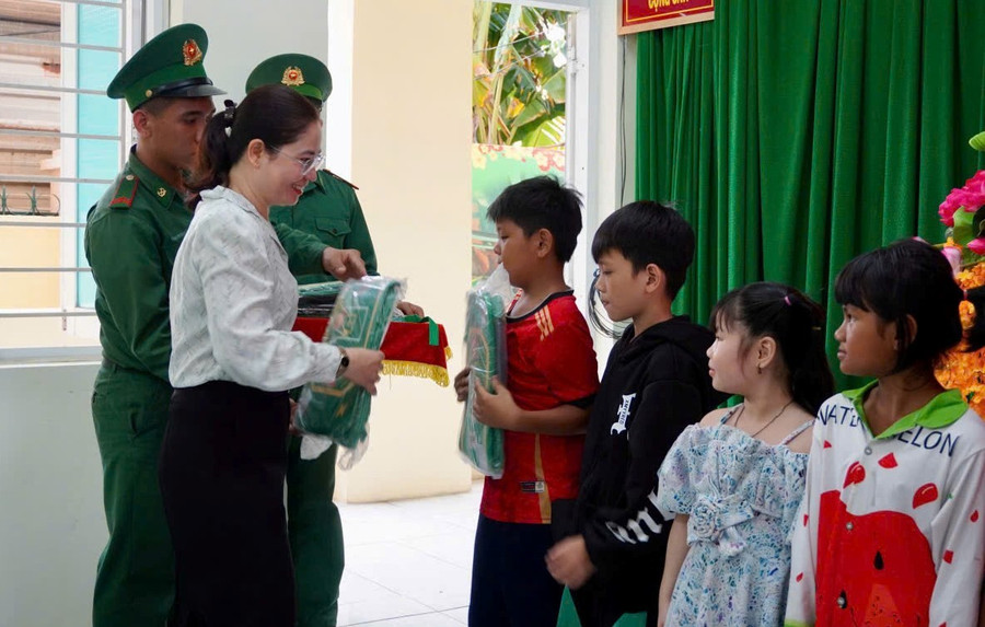 Trẻ nhận quà tại dịp lễ khai giảng lớp học tình thương. lop-hoc-tinh-thuong-1.jpg
