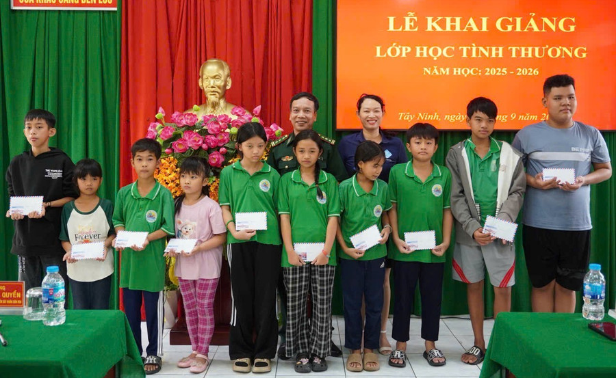 Trẻ em nghèo nhận học bổng dịp khai giảng lớp học tình thương năm học 2025-2026. lop-hoc-tinh-thuong-2.jpg