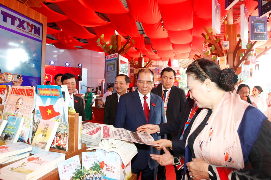 Các đại biểu tham quan không gian triển lãm thành tựu báo chí - xuất bản TPHCM. Ảnh: BTC. tru-b-dai-hoi-dang-bo-tphcm-10-3.jpg