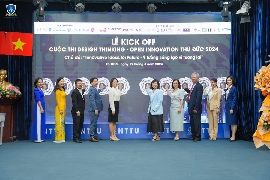Các đại biểu thực hiện nghi thức kickoff cuộc thi.jpg