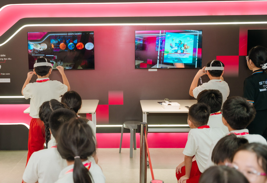 Học sinh trải nghiệm học tập cùng công nghệ thực tế ảo (VR) tại STEM TOWN.