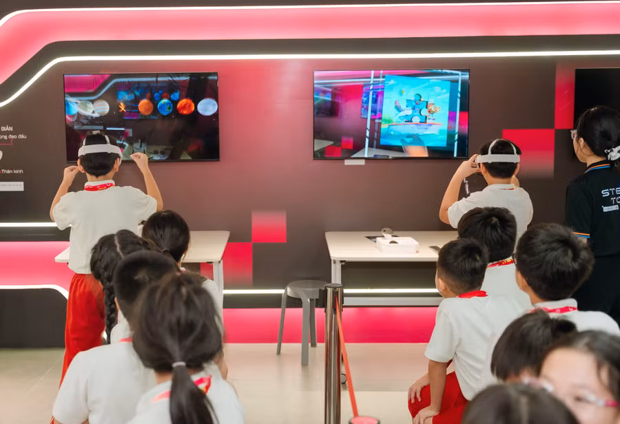 Học sinh trải nghiệm học tập cùng công nghệ thực tế ảo (VR) tại STEM TOWN.