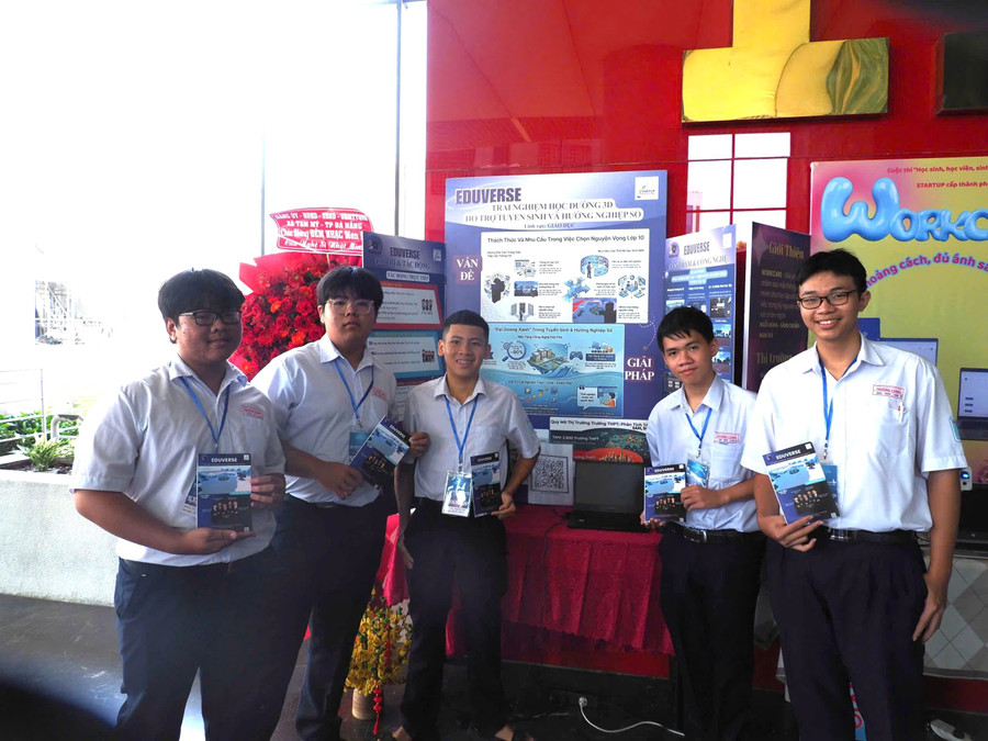 Học sinh Trường THPT Trường Chinh tham gia dự án "Eduverse: Mô hình hướng nghiệp và trải nghiệm học đường tương tác cho học sinh THCS và THPT".