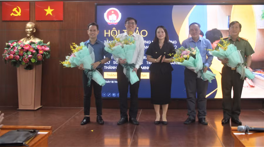 Bà Huỳnh Lê Như Trang, Phó Giám đốc Sở GD&amp;ĐT TPHCM tặng hoa các diễn giả.