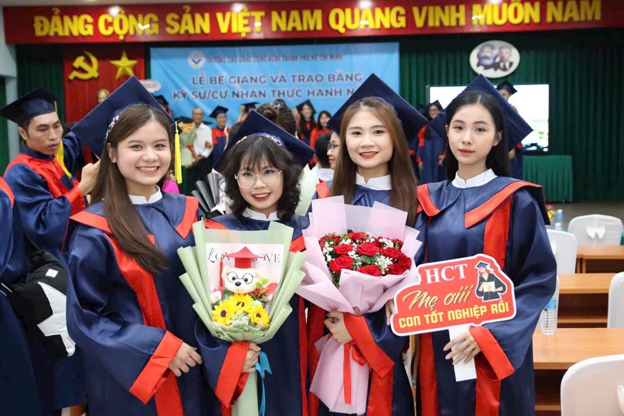 Sinh viên Trường Cao Đẳng Công nghệ Thành phố Hồ Chí Minh tại lẽ tốt nghiệp. z6825808102546-11df6a9409226b3c37e47bd5981ed7c1.jpg