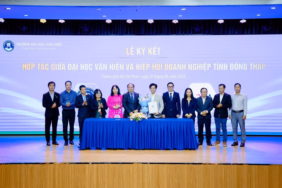 Đại diện Trường Đại học Văn Hiến ký kết hợp tác với doanh nghiệp.