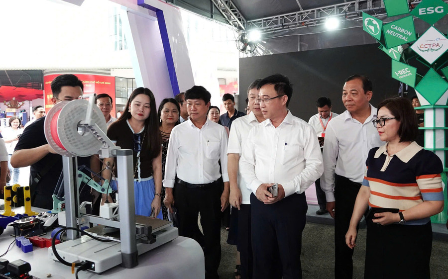 Lãnh đạo TPHCM khảo sát khu vực triển lãm sản phẩm công nghệ. chuyen-doi-so-1.jpg