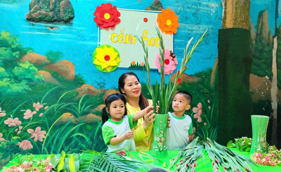 Trẻ mầm non TPHCM tham hoạt động cắm hoa.