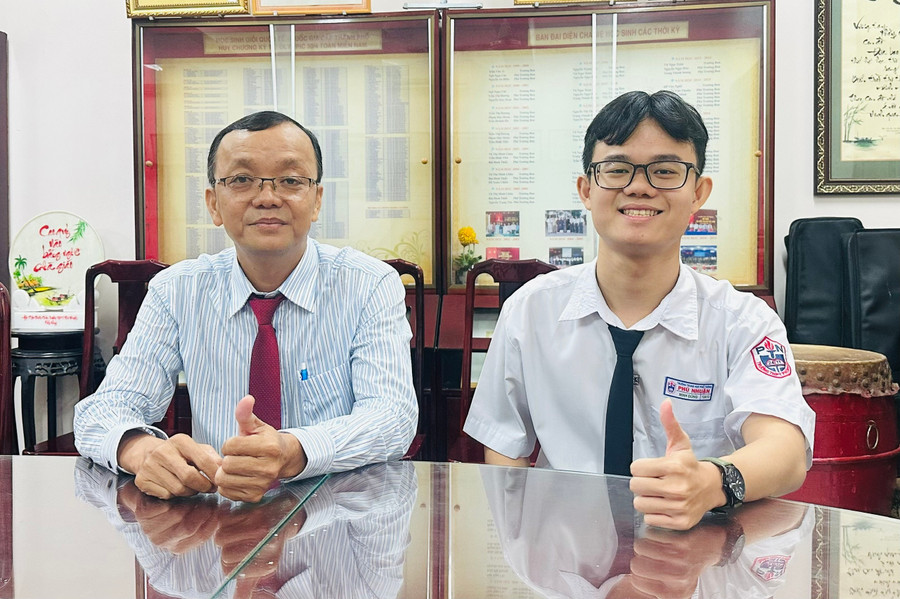 Minh Dũng được cha đưa đến nhận khen thưởng tại Trường THPT Phú Nhuận.