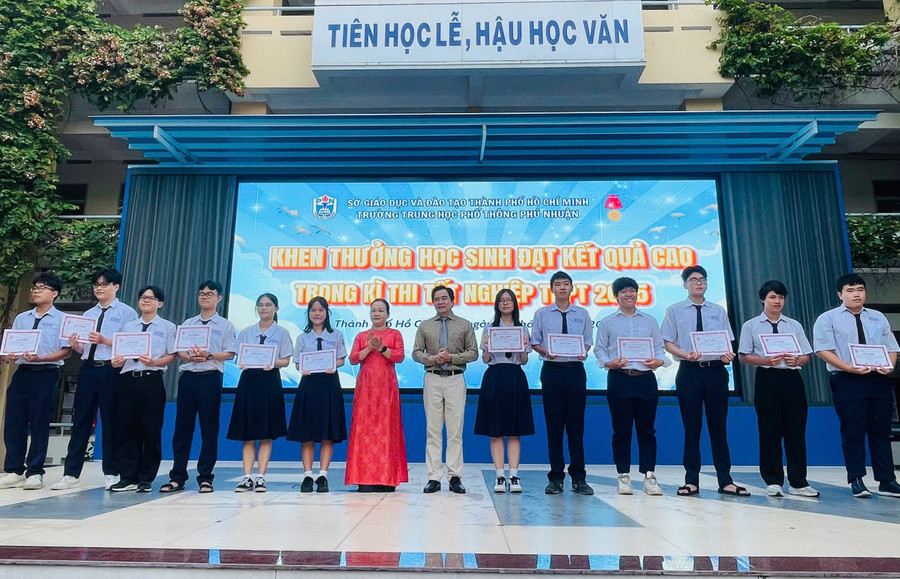 Trường THPT Phú Nhuận trao thưởng cho các học sinh đạt kết quả cao trong Kỳ thi tốt nghiệp THPT. thu-khoa-nganh-duoc-1.jpg