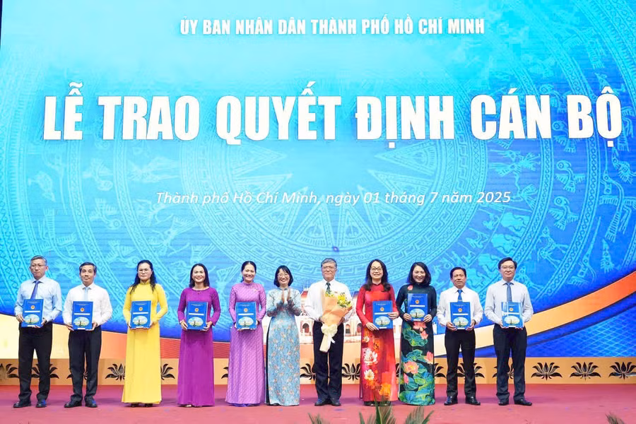 UBND TPHCM trao quyết định bổ nhiệm các thành viên Ban Giám đốc Sở GD&ĐT TPHCM sau sáp nhập. Ảnh: UBND TPHCM