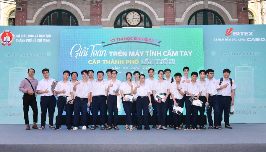 Học sinh hào hứng trước với Kỳ thi học sinh giỏi giải toán trên máy tính cầm tay.