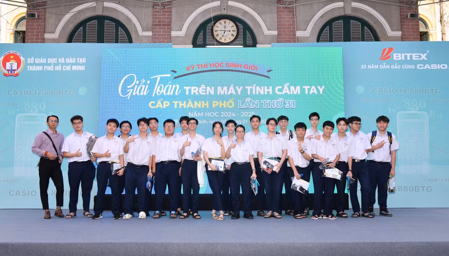 Học sinh hào hứng trước với Kỳ thi học sinh giỏi giải toán trên máy tính cầm tay.
