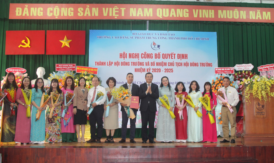 Thứ trưởng Nguyễn Văn Phúc trao Quyết định thành lập Hội đồng trường Trường Cao đẳng Sư phạm Trung ương TPHCM. Ảnh: H.P